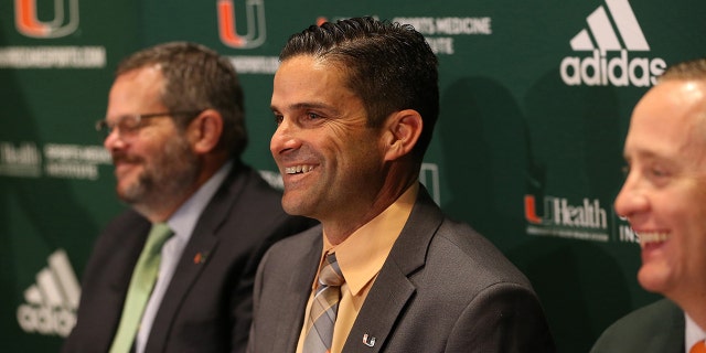 Sitting between David Epstein (左), Board of Trustees and Athletic Director Blake James, Manny Diaz (センター) gets introduced as the University of Miami's 25th head football coach in program history on Wednesday January 2, 2019.