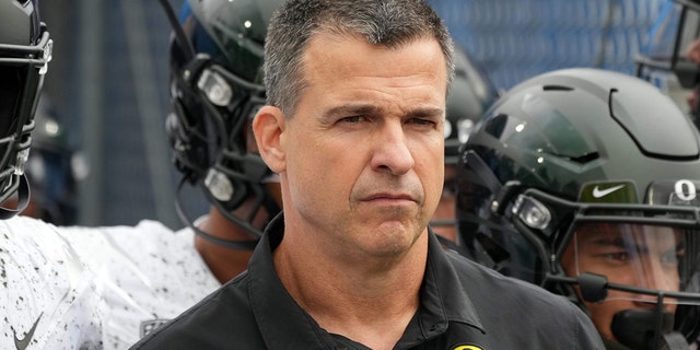 Oregon Ducks head coach Mario Cristobal reacts against the UCLA Bruins in the first half Oct. 23, 2021, at the Rose Bowl in Pasadena, Kalifornië.