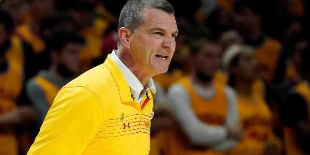 Maryland head coach Mark Turgeon reacts during the first half of an NCAA college basketball game against Virginia Tech, 星期三, 十二月. 1, 2021, in College Park, d. Virginia Tech won 62-58.