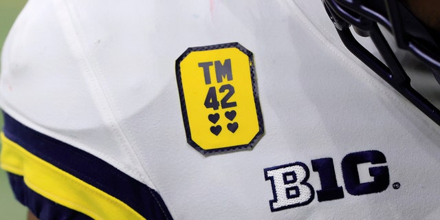 INDIANAPOLIS, INDIANA - 12月 04: The Michigan Wolverines will wear a patch honoring the Oxford High School victims during the Big Ten Championship game against the Iowa Hawkeyes at Lucas Oil Stadium on December 04, 2021 インディアナポリスで, インディアナ. 