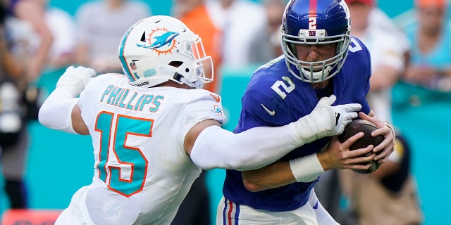 Miami Dolphins outside linebacker Jaelan Phillips (15) sacks New York Giants quarterback Mike Glennon (2) during the second half of an NFL football game, Domenica, Dic. 5, 2021, a Miami Gardens, Fla.