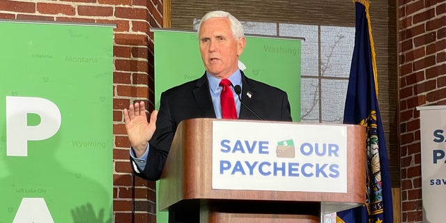 Former Vice President Mike Pence headlines a Heritage Action 'Save our Paychecks' political event in Manchester, New Hampshire, il dic. 8, 2021
