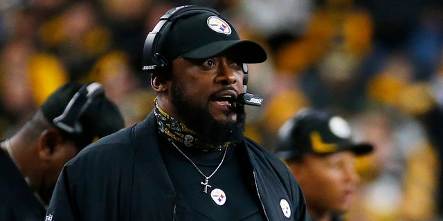 PITTSBURGH, PENNSYLVANIA - 十二月 05: ead coach Mike Tomlin of the Pittsburgh Steelers looks on during the second half against the Baltimore Ravens at Heinz Field on December 05, 2021 in Pittsburgh,宾夕法尼亚州a.