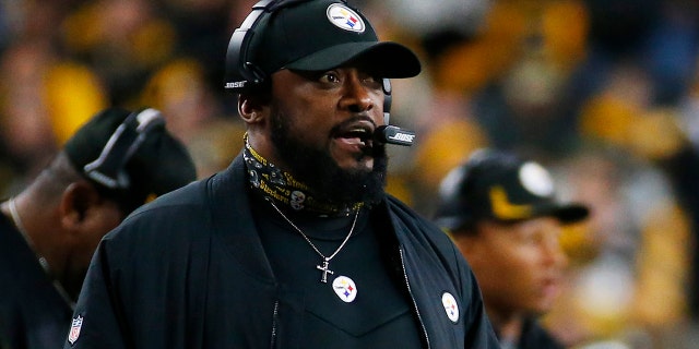 L'entraîneur-chef Mike Tomlin des Steelers de Pittsburgh regarde pendant la seconde mi-temps contre les Ravens de Baltimore au Heinz Field le 5 décembre 2021, à Pittsburgh, en Pennsylvanie.