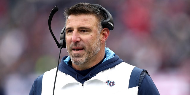 Coach Mike Vrabel looks on during the Tennessee Titans' game against the New England Patriots on Nov. 28, 2021, en Foxborough, Massachusetts.