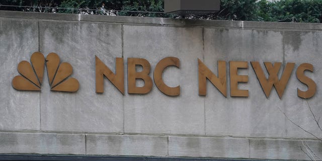 A sign is pictured outside NBC headquarters at Rockefeller Center in the Manhattan borough of New York City, Nueva York, NOSOTROS., enero 16, 2020. REUTERS/Carlo Allegri