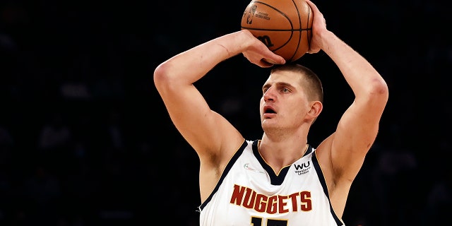 El centro de los Denver Nuggets, Nikola Jokic, dispara contra los New York Knicks durante la primera mitad de un juego el 4 de diciembre de 2021 en la ciudad de Nueva York.