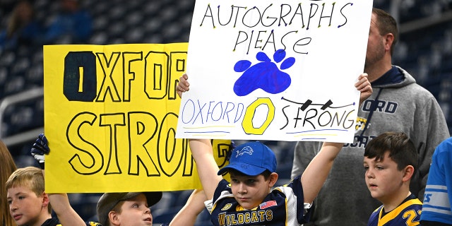 DETROIT, MICHIGAN - 12月 05: Fans in the stands before the game between the Minnesota Vikings and Detroit Lions wearing jerseys and holding signs in support of those killed at Oxford High School football at Ford Field on December 05, 2021 in Detroit, ミシガン.