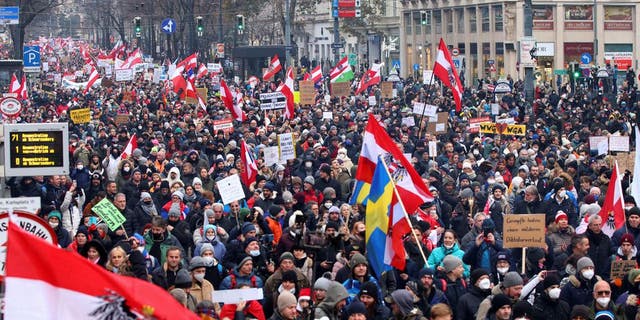 In Reuters, Oostenrijk, marcheerden demonstranten met vlaggen en plakkaten tegen de bestrijding van het Corona-virus (COVID-19) en het vaccinatiebevel.