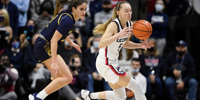 Connecticut's Paige Bueckers steals the ball from Notre Dame's Sonia Citron on Sunday, dic. 5, 2021, in Storrs, Connecticut.
