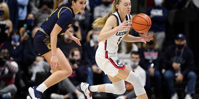 Connecticut's Paige Bueckers steals the ball from Notre Dame's Sonia Citron on Sunday, dic. 5, 2021, in Storrs, Connecticut.