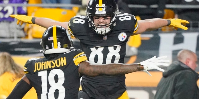 Pittsburgh Steelers tight end Pat Freiermuth (88) celebrates with wide receiver Diontae Johnson (18) after making a catch for a two-point conversion against the Baltimore Ravens during the second half of an NFL football game, domingo, dic. 5, 2021, en Pittsburgh.