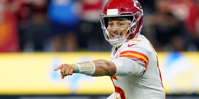 Kansas City Chiefs quarterback Patrick Mahomes reacts during the first half of an NFL football game against the Los Angeles Chargers, jueves, dic. 16, 2021, visita el banquillo antes de un partido contra los Denver Broncos en Empower Field en Mile High Nov, Calif.