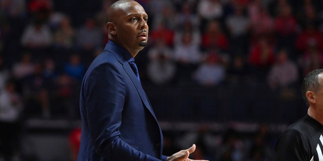 Memphis head coach Penny Hardaway reacts during the first half against Mississippi in Oxford on Saturday, 12月. 4, 2021.