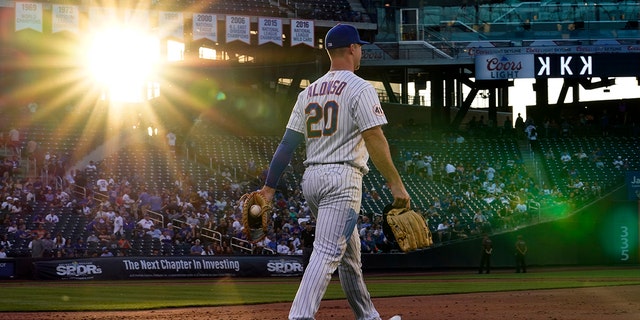 New York Mets first baseman Pete Alonso walks to his position between innings of the team's baseball game against the Chicago Cubs on June 17, 2021, ニューヨークで.