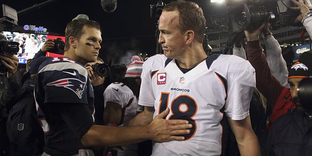 Denver Broncos QB Peyton Manning (18) with New England Patriots quarterback Tom Brady after a game at Gillette Stadium in Foxborough, マサチューセッツ.
