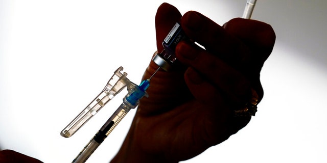 Une seringue est préparée avec le vaccin Pfizer COVID-19 dans une clinique du centre de santé publique de Norristown à Norristown, en Pennsylvanie.