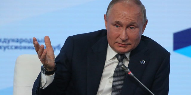 俄罗斯总统弗拉基米尔·普京于2021年10月21日在俄罗斯索契举行的瓦尔代讨论俱乐部全体会议上发表讲话。