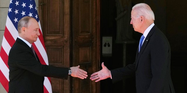 FILE - President Joe Biden and Russian President Vladimir Putin, arrive to meet at the 'Villa la Grange', in Geneva, Svizzera, giugno 16, 2021. (AP Photo/Alexander Zemlianichenko, File Pool)