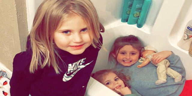 In this photo provided by Sandra Hooker, da sinistra, Avalinn Rackley, 7, Alanna Rackley, 3, and Annistyn Rackley, 9, pose for a picture in a bathroom in their home near Caruthersville, Missouri. Annistyn, a third-grader who loved swimming, dancing and cheerleading, was among dozens of people who died because of the severe storm on Friday.
