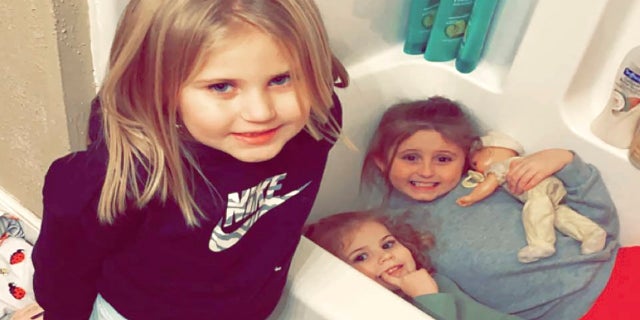 In this photo provided by Sandra Hooker, da sinistra, Avalinn Rackley, 7, Alanna Rackley, 3, and Annistyn Rackley, 9, pose for a picture in a bathroom in their home near Caruthersville, Missouri. Annistyn, a third-grader who loved swimming, dancing and cheerleading, was among dozens of people who died because of the severe storm on Friday.