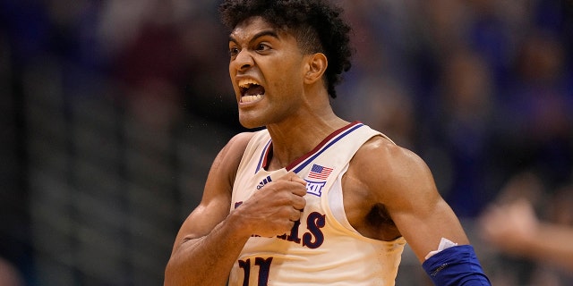 Kansas' Remy Martin celebrates after making a basket during the second half of an NCAA college basketball game against Stephen F. Austin Saturday, 12 월. 18, 2021, in Lawrence, Kan.