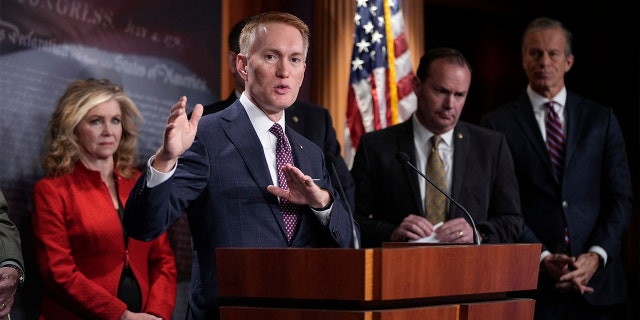 Sen. James Lankford, R-Okla., speaks as, L-R, Sen. Marsha Blackburn, R-Tenn., Su. Mike Lee, R-Utah, y Sen. John Thune, R-S.D., look on during a news conference about COVID-19 vaccine mandates, en los Estados Unidos. Capitol Dec. 8, 2021 en Washington. (Photo by Drew Angerer/Getty Images)