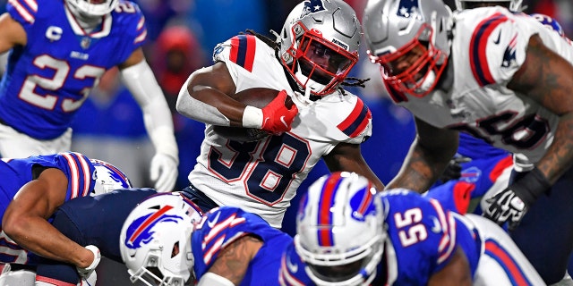 New England Patriots running back Rhamondre Stevenson (38) carries the ball during the second half of an NFL football game against the Buffalo Bills in Orchard Park, Nueva York, lunes, dic. 6, 2021.