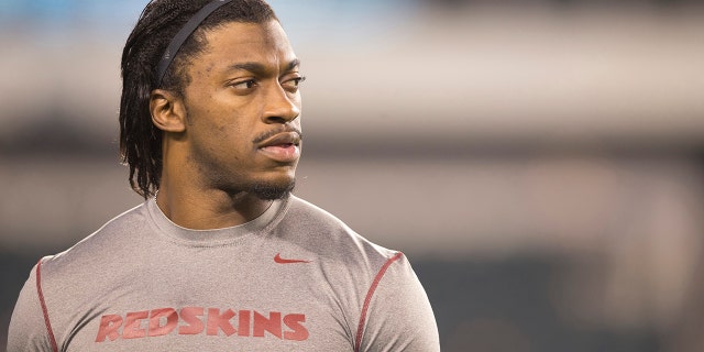 Robert Griffin III of the Washington Redskins looks on prior to the game against the Philadelphia Eagles on Dec. 26, 2015, al Lincoln Financial Field di Philadelphia, Pennsylvania.