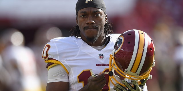 SANTA CLARA, QUELLO - NOVEMBRE 23: Robert Griffin III #10 of the Washington Redskins is seen during pregame against the San Francisco 49ers at Levi's Stadium on November 23, 2014 in Santa Clara, California.