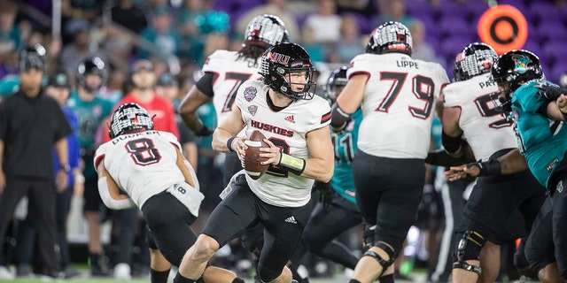 Coastal Carolina quarterback Bryce Carpenter (12) rolls out to throw the ball against Northern Illinois during the Cure Bowl in Orlando, Fla., 금요일, 12 월. 17, 2021.