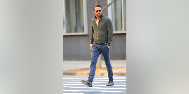 Ryan Reynolds is seen in New York City just hours after debuting a new Peloton ad poking fun at Mr. Bigs' death in the "Sex and the City" 摆脱, "And... Just Like That."