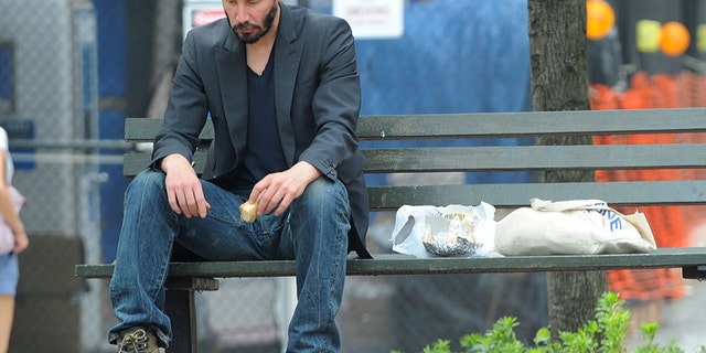 Keanu Reeves se refirió a la foto viral de 2010 en la que miraba hacia abajo.  La foto se ha utilizado mucho desde que fue tomada.