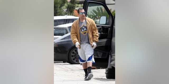 Le look incontournable de Sandler, pour lequel il est largement connu, comprend des shorts de basket-ball, des t-shirts surdimensionnés et une gamme de chaussures différentes, y compris une paire d'UGG.