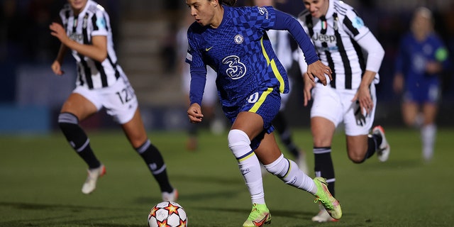 Sam Kerr of Chelsea runs with the ball during the UEFA Women's Champions League group A match between Chelsea FC and Juventus at Kingsmeadow on December 08, 2021 in Kingston upon Thames, Engeland.