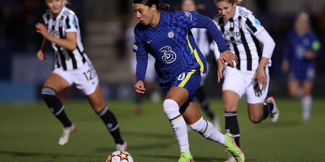 Sam Kerr of Chelsea runs with the ball during the UEFA Women's Champions League group A match between Chelsea FC and Juventus at Kingsmeadow on December 08, 2021 in Kingston upon Thames, Engeland.