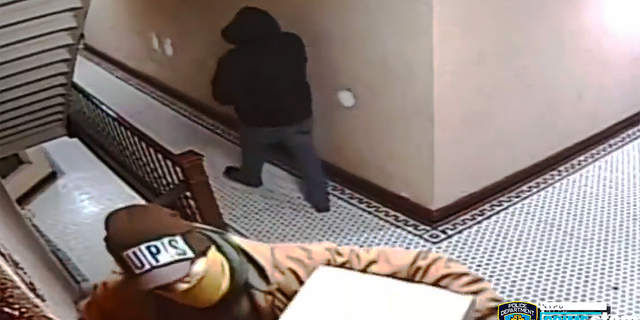 A thief posing as a UPS deliveryman and his accomplice robbed a couple and their grandkids at an apartment in the Bronx on Monday night, las autoridades dijeron.