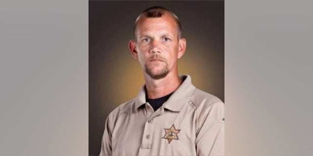 Wayne County Sheriff's Deputy Sean Riley was killed early on Dec. 29. A manhunt resulted in the arrest of a suspect linked to other crimes across state lines, las autoridades dijeron. 
