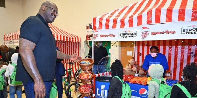 MCDONOUGH, GEORGIA - DECEMBER 20: Shaq attends a Shaq-A-Claus and Pepsi Stronger Together surprise for an Atlanta school with toys &amp; treats on December 20, 2021 in McDonough, Georgia.