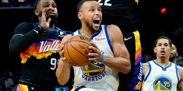 Golden State Warriors guard Stephen Curry drives past Phoenix Suns forward Jae Crowder, 왼쪽, and center Deandre Ayton (22) during the first half of an NBA basketball game, 화요일, 11 월. 30, 2021, 피닉스.