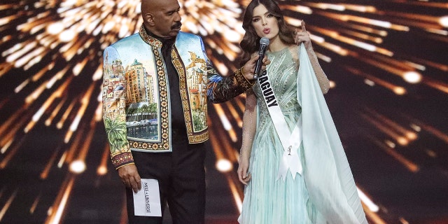 Paraguay's Nadia Ferreira, derecho, answers the final question as host Steve Harvey looks on during the 70th Miss Universe pageant.