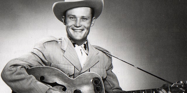 Country artist Stonewall Jackson died at age 89.