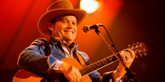 Stonewall Jackson, one of the longest performers with the Grand Ole Opry, è morto all'età 89.