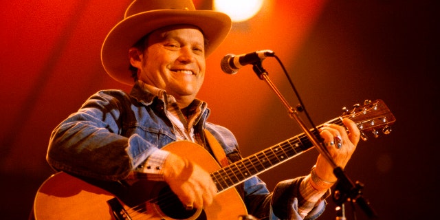 石墙杰克逊, one of the longest performers with the Grand Ole Opry, 去世了 89.
