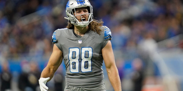 Detroit Lions tight end T.J. Hockenson reacts after his touchdown during the first half against the Minnesota Vikings Sunday, dic. 5, 2021, en Detroit.