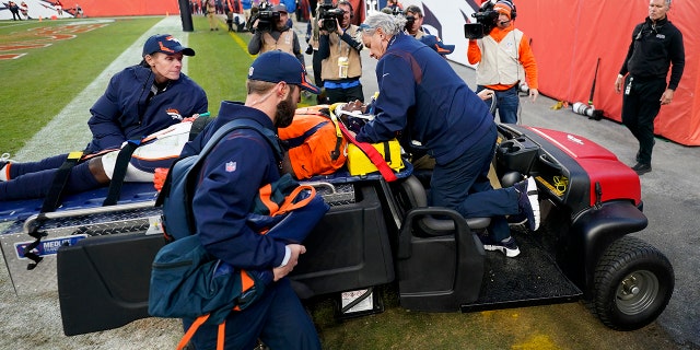 Denver Broncos quarterback Teddy Bridgewater is carted off the field after being injured against the Cincinnati Bengals during the second half of an NFL football game, 日曜日, 12月. 19, 2021, デンバーで.