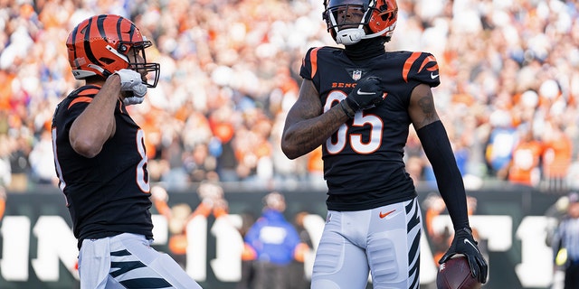 Bengals' Tee Higgins celebrates a touchdown reception against the Los Angeles Chargers, 日曜日, 12月. 5, 2021, シンシナティで.