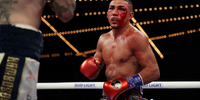 Teófimo López bleeds from a cut over his eye against George Kambosos during their championship bout for Lopez’s undisputed lightweight title at The Hulu Theater at Madison Square Garden on Nov. 27, 2021 en Nueva York, Nueva York.