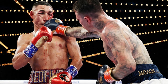 George Kambosos punches Teófimo López during their championship bout for Lopez’s undisputed lightweight title at The Hulu Theater at Madison Square Garden Nov. 27, 2021 en Nueva York, Nueva York.