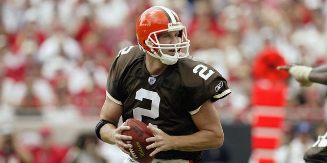 O quarterback do Cleveland Browns, Tim Koch, rola para a direita durante um jogo da NFL contra o Tampa Bay Buccaneers em 13 de outubro de 2002, no Raymond James Stadium, em Tampa, Flórida.  Os Piratas venceram por 17-3.